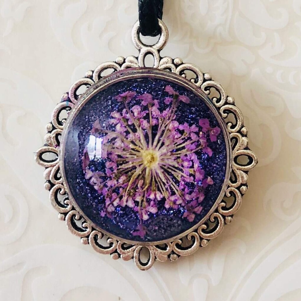 Real dried flower resin pendant
